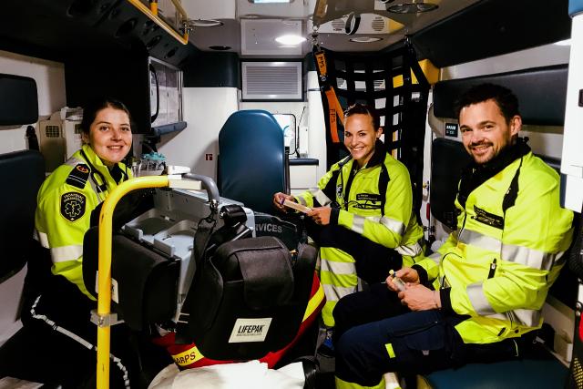 Jobtausch - Sanitäter Andrea Haggart, Sandra Wenger und Silvan Schibler im Rettungswagen in Kingston.