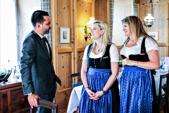 Jobtausch Folge 5 - Gastronomie 2019 Neue Arbeitskleidung Dirndl: Andreas Demont, Lena Fairless, Denise Fairless.