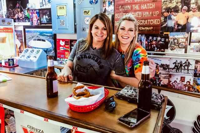 Jobtausch Folge 5 - Gastronomie 2019 Denise Fairless und Lena Fairless arbeiten normalerweise in einer Biker Bar in Dallas.