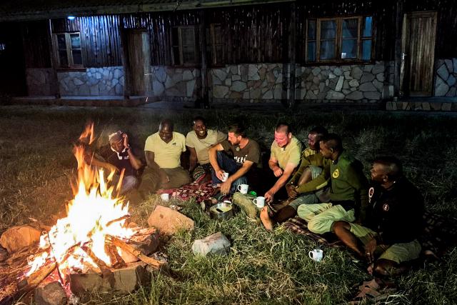 Jobtausch Folge 3 - Tierpfleger 2019 Abend am Lagerfeuer in der Masai Mara: v.l. Mathew Mutinda, Simon Seiler, Dominic Kast und Kollegen von 