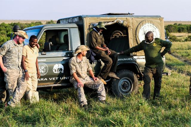 Jobtausch Folge 3 - Tierpfleger 2019 Im Masai Mara Nationalpark: Simon Seiler, Dominic Kast, Mathew Mutinda und Kollegen von Kenya Wildlife Services. (in der Mitte mit Hut Chef Mathew Mutinda)