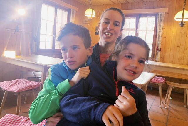 SRF bi de Lüt - Hüttengeschichten Staffel 9 Weissmieshütte VS: Hüttenwartin Carla Arnold mit ihren Kindern Gian und Ladina