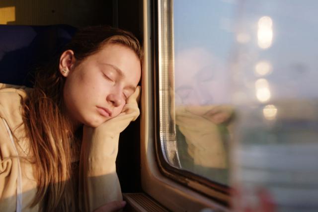DOK - Interrail: Freiheit auf Schienen Nach einigen Nächten im Zelt schläft Deborah erschöpft im Zug gen Süden.