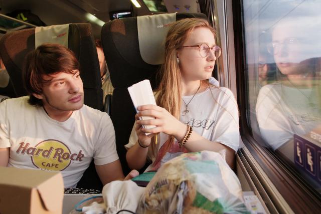 DOK - Interrail: Freiheit auf Schienen Arthur und Deborah haben gerade ihre Interrail-Reise begonnen, die sie in Wien starten – der einzigen Grossstadt auf ihrer Etappe.