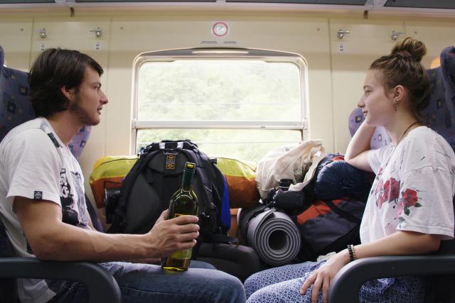 DOK - Interrail: Freiheit auf Schienen Arthur und Deborah sind mit viel Gepäck unterwegs, da sie so viel wie möglich in der freien Natur nächtigen möchten.