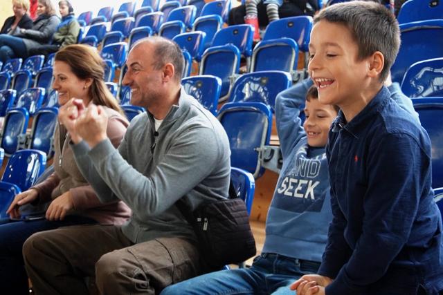 DOK: Eltern  Die Kindermanager Marija und Mladen Bosanac verfolgen den Eiskunstlauf-Auftritt ihrer Tochter Julia.