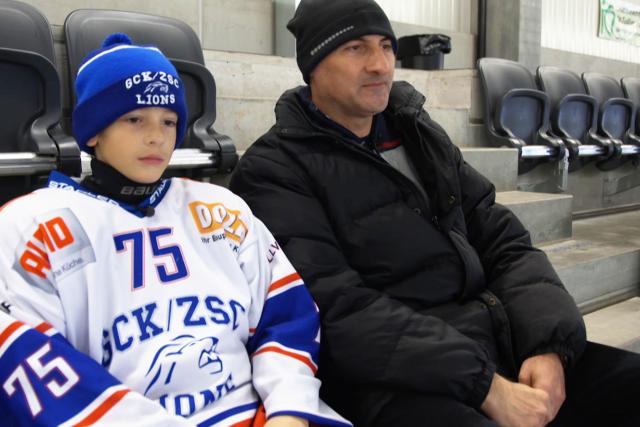 DOK: Eltern  Die Kindermanager Fast jedes Wochenende an einem Eishockey-Tournier: Vater Mladen mit Sohn Petar.
