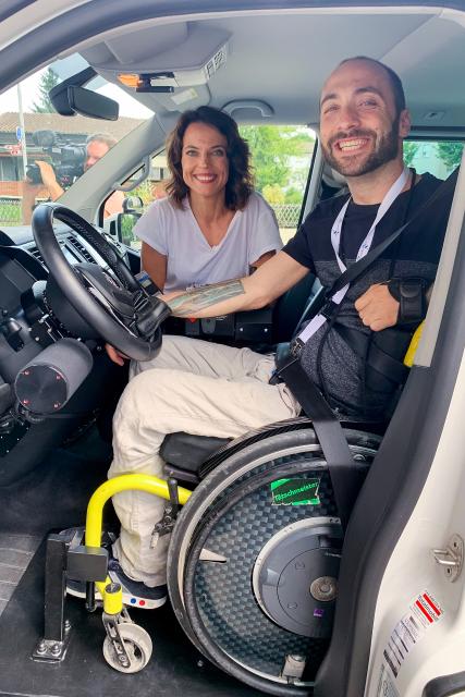 Mona mittendrin bei Fahrlehrern Staffel 4 Herbst 2019 Folge 5 Mona Vetsch mit Tetraplegiker Florian Hauser, der mit Armen, Kopf und Sprache sein Auto steuert.