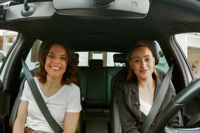 Mona mittendrin bei Fahrlehrern Staffel 4 Herbst 2019 Folge 5 Mona Vetsch als Fahrlehrerin mit ihrer Schülerin Vanessa Kunz.