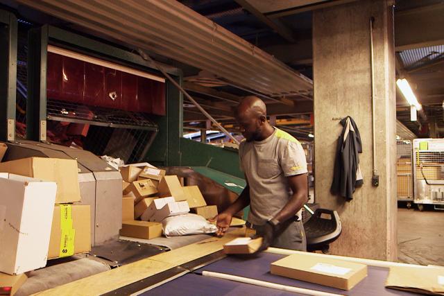 Kauf mich! 400 Angestellte Postarbeiter sortieren täglich 325'000 Pakete.