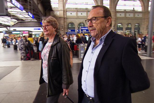 Reporter Der Tod  das letzte Tabu  Sterben auf Bestellung (3/4) Doris Wartenweiler und Jürg Billwiller im Hauptbahnhof Zürich. Sie fahren für eine Freitodbegleitung nach Bern.