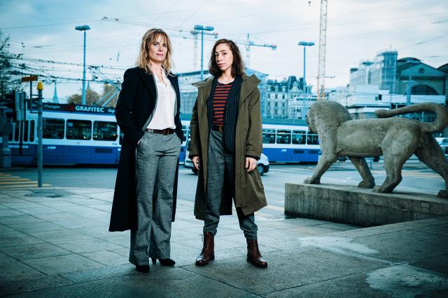 Tatort - Züri brännt 2019 Lancierungsbild: Die zwei Hauptdarstellerinnen Anna Pieri Zuercher als Kommissarin Isabelle Grandjean und Carol Schuler als Tessa Ott