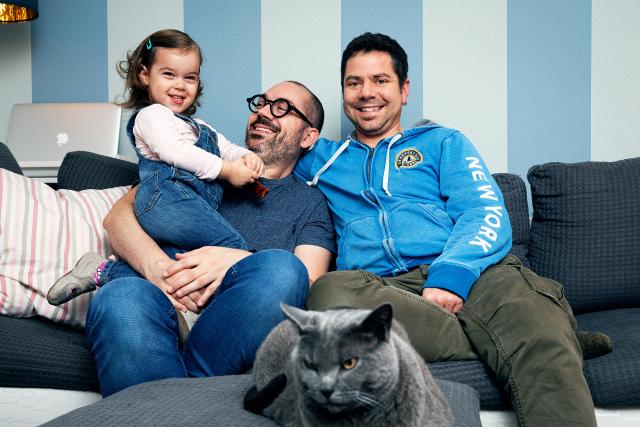 SRF bi de Lüt - Familiensache Familie Ravi-Pinto: v.l.  Ciccio und Raphael mit ihrer Tochter Gaia