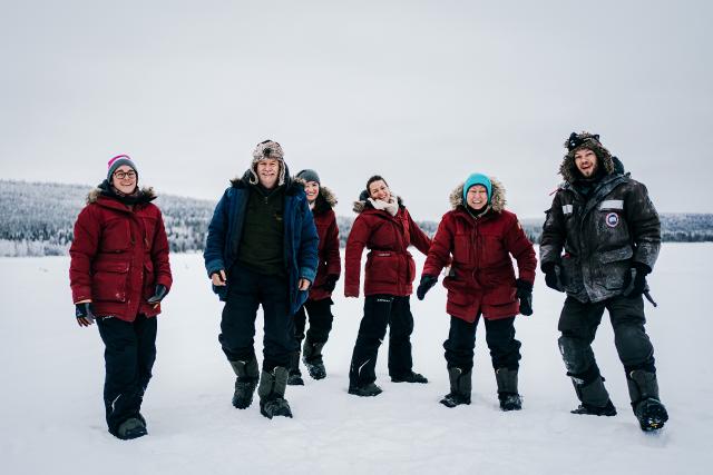 DOK - Abenteuer Lappland: Die Husky-Tour des Lebens Die fünf «Abenteuer Lappland»-Teilnehmer mit dem Musher Juho Ylipiessa (r.)