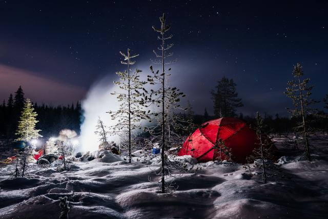 DOK - Abenteuer Lappland: Die Husky-Tour des Lebens Die Teilnehmer übernachten in einem Zelt in den finnischen Wäldern