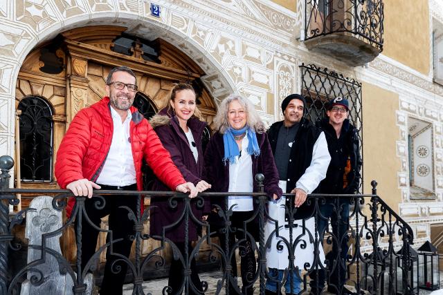 SRF bi de Lüt -  Hotel zum Glück Gruppenbild der Protagonisten vor dem Hotel Chesa Salisv.l. Ruedi Herzig, Mrijam Keller, Bettina Scherz,  Ilker 