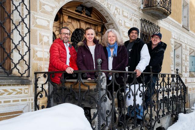 SRF bi de Lüt -  Hotel zum Glück Gruppenbild der Protagonisten vor dem Hotel Chesa Salisv.l. Ruedi Herzig, Mrijam Keller, Bettina Scherz, Ilker 