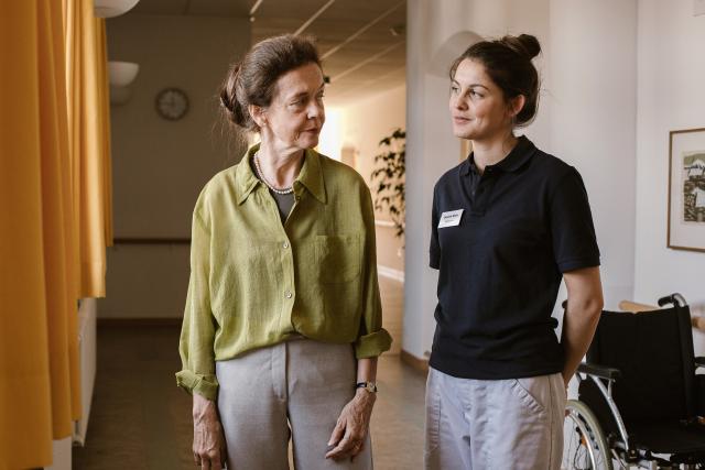 Nr. 47 Staffel 4 2019 Lilian Naef als Frau Bärtschi (links) und Lorena Handschin als Sophie