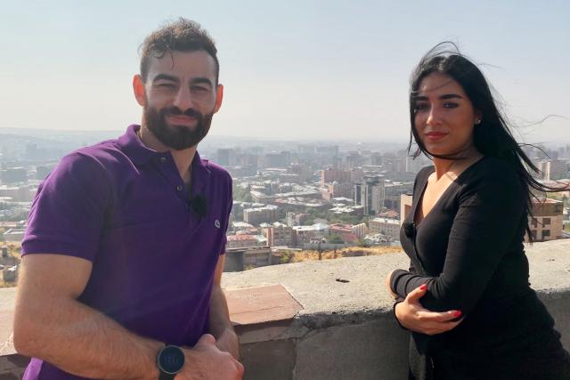 Meine fremde Heimat ArmenienAndo Hakob und seine Freundin Giada geniessen die Aussicht auf die Stadt Jerewan