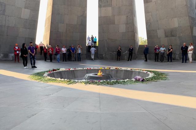 Meine fremde Heimat Armenien Besuch der Gedenkstätte Zizernakaberd: Denkmalkomplex in Jerewan zum Gedenken der Opfer des Volkermords an den Armeniern