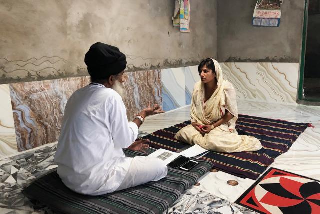 Meine Fremde Heimat IndienSairah Benz bei einem Guru in Indien