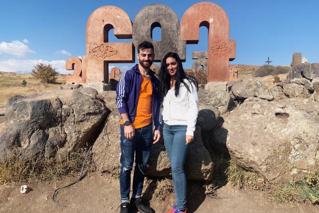 Meine fremde Heimat ArmenienAndo und Giada beim Denkmal des armenischen Alphabets