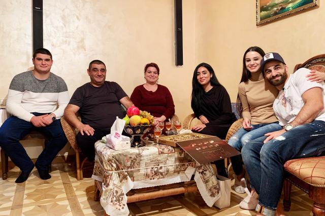 Meine fremde Heimat ArmenienBesuch bei den Verwandten: v.l. Onkel Keri, Cousin Aram, Onkel Arsen, Tante Astexik, Giada, Cousine Liana, und Ando