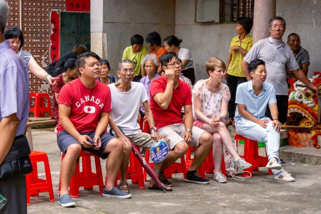 Meine fremde Heimat China Yancey und Janine (Mitte, sitzend)  beim Fest des grossen Wiedersehens im Heimatort von Yanceys Vater, Provinz Guangdong